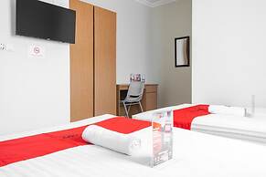 RedDoorz near Siloam Karawaci 3
