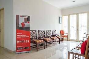 RedDoorz near Siloam Karawaci 3