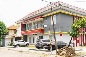 RedDoorz near Siloam Karawaci 3