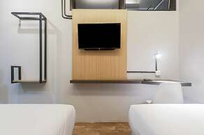 RedDoorz Plus near Gandaria City Mall 2