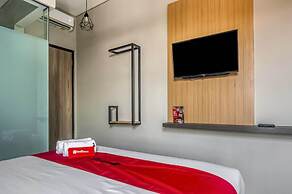 RedDoorz Plus near Gandaria City Mall 2