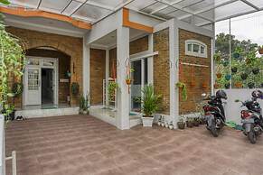 RedDoorz near Sindu Kusuma Edupark 2