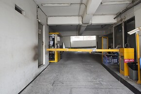 RedDoorz Apartment near Grand City Mall