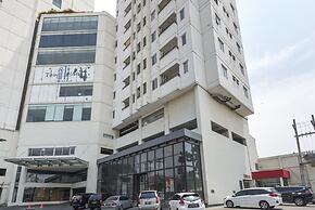 RedDoorz Apartment near Grand City Mall