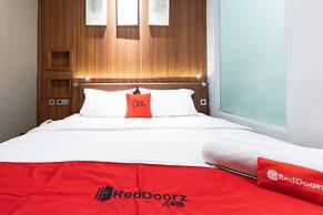 RedDoorz Premium near Centre Point Mall Medan
