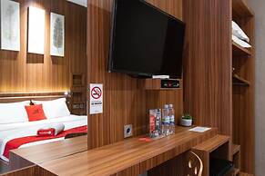 RedDoorz Premium near Centre Point Mall Medan