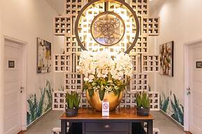 RedDoorz Premium near Centre Point Mall Medan