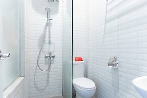 RedDoorz Premium near Centre Point Mall Medan