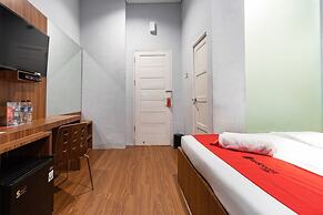 RedDoorz Premium near Centre Point Mall Medan