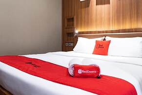 RedDoorz Premium near Centre Point Mall Medan