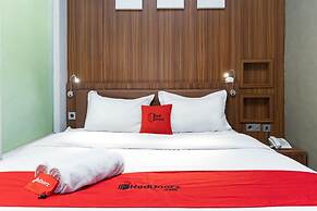RedDoorz Premium near Centre Point Mall Medan