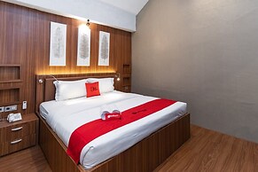 RedDoorz Premium near Centre Point Mall Medan