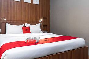 RedDoorz Premium near Centre Point Mall Medan