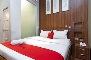 RedDoorz Premium near Centre Point Mall Medan