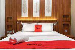 RedDoorz Premium near Centre Point Mall Medan