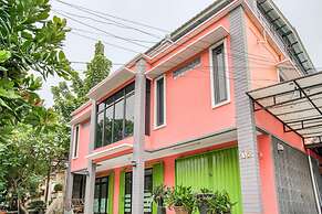 RedDoorz near Taman Mini Jakarta