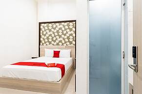 RedDoorz Plus @ Centrium Katamso Medan