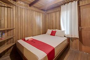 RedDoorz @ Omah Kayu Homestay
