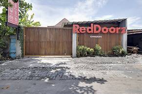 RedDoorz @ Omah Kayu Homestay