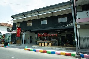 RedDoorz near Alun Alun Madiun