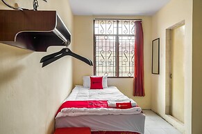 RedDoorz Plus near RSUD Dr. Pirngadi Medan 2 - Hostel