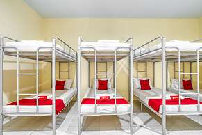 RedDoorz Plus near RSUD Dr. Pirngadi Medan 2 - Hostel