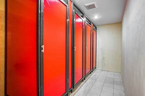 RedDoorz Plus near RSUD Dr. Pirngadi Medan 2 - Hostel