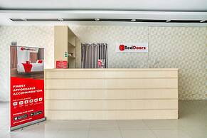 RedDoorz Plus near RSUD Dr. Pirngadi Medan 2 - Hostel