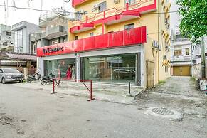 RedDoorz Plus near RSUD Dr. Pirngadi Medan 2 - Hostel