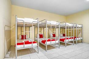 RedDoorz Plus near RSUD Dr. Pirngadi Medan 2 - Hostel