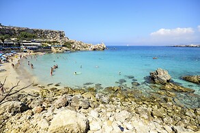 Summer Breeze Maisonette with Terrace by Getaways Malta