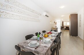 Summer Breeze Maisonette with Terrace by Getaways Malta