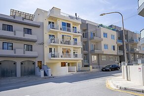 Summer Breeze Superior Apartment with Terrace by Getaways Malta