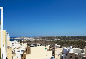 Summer Breeze Superior Apartment with Terrace by Getaways Malta