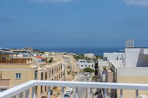 Summer Breeze Penthouse with large Terrace and Hot Tub by Getaways Mal