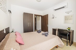 Summer Breeze Penthouse with large Terrace and Hot Tub by Getaways Mal