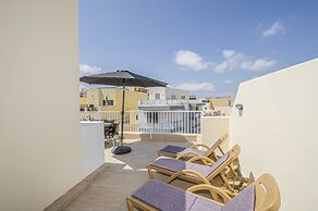 Summer Breeze Penthouse with large Terrace and Hot Tub by Getaways Mal