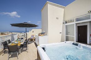Summer Breeze Penthouse with large Terrace and Hot Tub by Getaways Mal