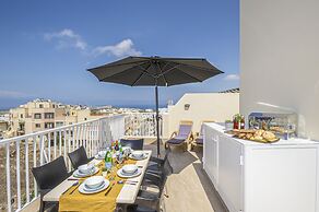 Summer Breeze Penthouse with large Terrace and Hot Tub by Getaways Mal