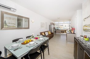 Summer Breeze Penthouse with large Terrace and Hot Tub by Getaways Mal