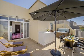 Summer Breeze Penthouse with large Terrace and Hot Tub by Getaways Mal