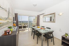 Summer Breeze Penthouse with large Terrace and Hot Tub by Getaways Mal