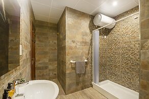 Summer Breeze Penthouse with large Terrace and Hot Tub by Getaways Mal