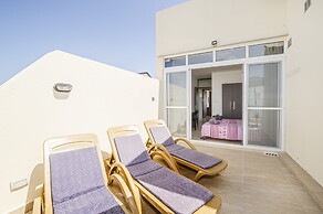 Summer Breeze Penthouse with large Terrace and Hot Tub by Getaways Mal