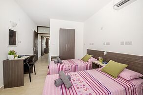 Summer Breeze Penthouse with large Terrace and Hot Tub by Getaways Mal