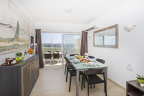 Summer Breeze Penthouse with large Terrace and Hot Tub by Getaways Mal