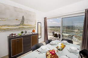 Summer Breeze Penthouse with large Terrace and Hot Tub by Getaways Mal