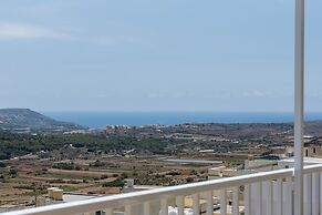 Summer Breeze Penthouse with large Terrace and Hot Tub by Getaways Mal