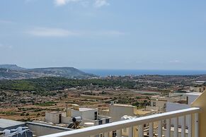 Summer Breeze Penthouse with large Terrace and Hot Tub by Getaways Mal