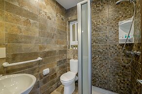 Summer Breeze Penthouse with large Terrace and Hot Tub by Getaways Mal